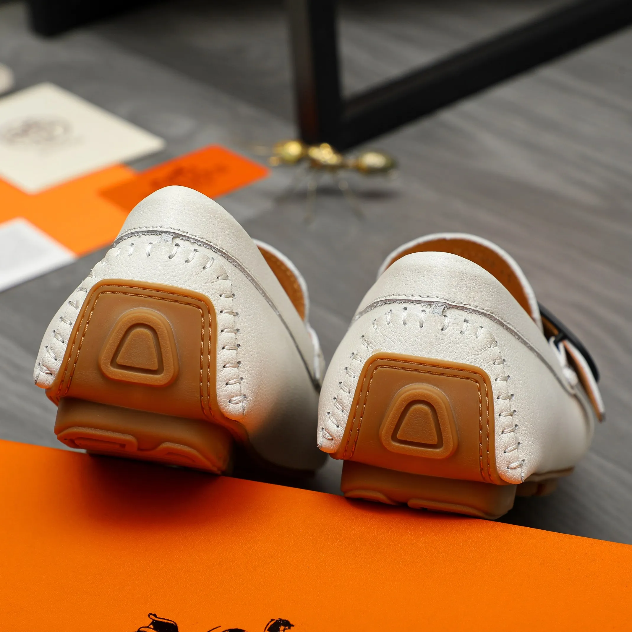 P380 Product trademark: HERMES "Hermes" casual slip-on men's shoes. Regular size: 38-44 Product material: Selected small pebbled cowhide upper, pigskin lining, rubber outsole
